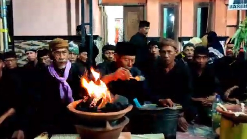 Mengintip Ritual Kiat Damar, Tradisi Jaga Api Jelang Pilkades di Cirebon