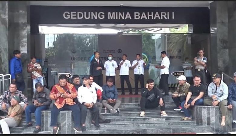 title Puluhan Nelayan di Cilacap Tolak Peraturan Ekonomi Biru Kuota Penangkapan Ikan dan PNBP Puluhan Nelayan di Cilacap Tolak Peraturan Ekonomi Biru Kuota Penangkapan Ikan dan PNBP