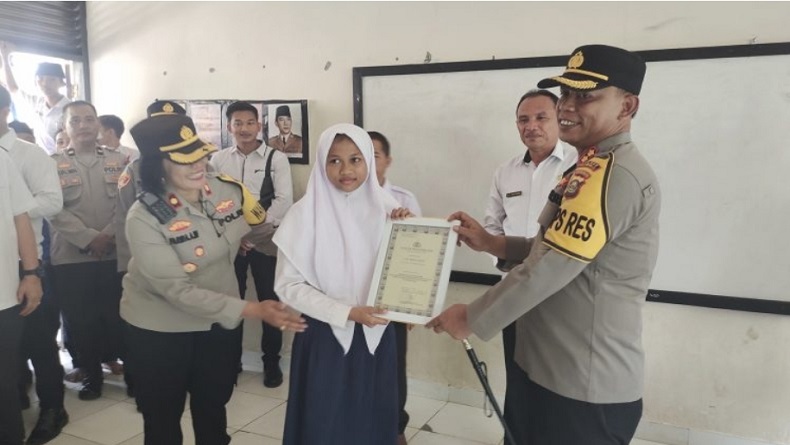 2 Bocah Rekam Perampok Beraksi di OKU Dapat Penghargaan dari Kapolres