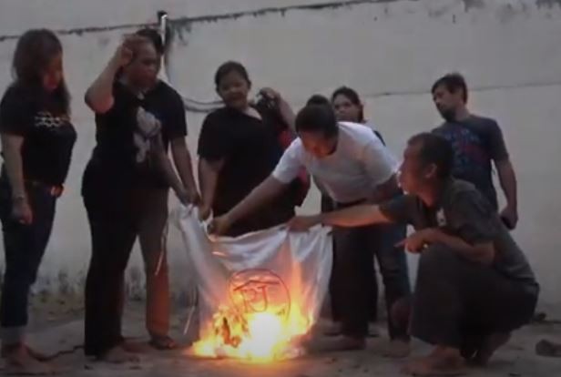 Relawan Rumah Jokowi Coret Baju dan Bakar Atribut Organisasi