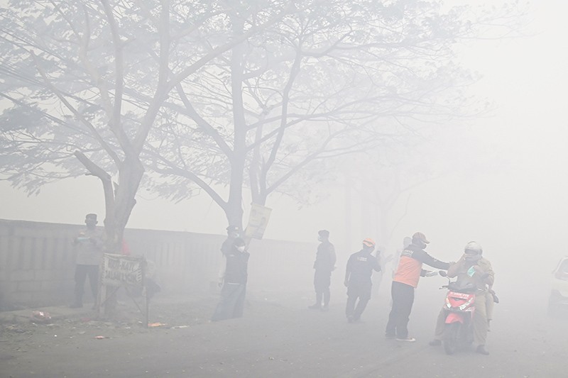 Permukiman Warga Tangerang Diselimuti Kabut Asap, Jarak Pandang 10 Meter - Bagian 1