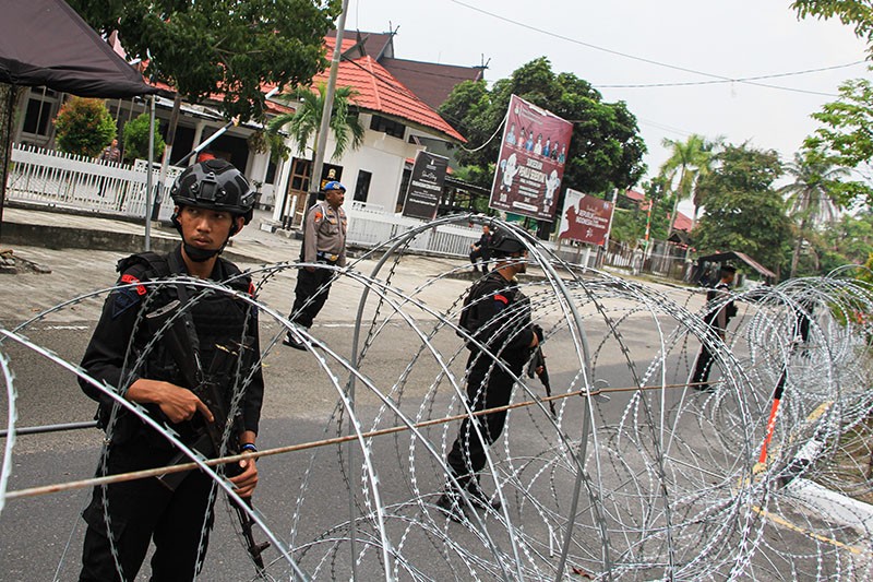Kantor KPU Dipasang Barikade Kawat Berduri - Bagian 1