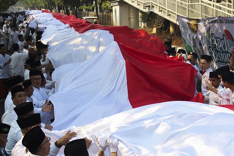 2.000 Santri Kibarkan Bendera Merah Putih Sepanjang 780 Meter - Bagian 2