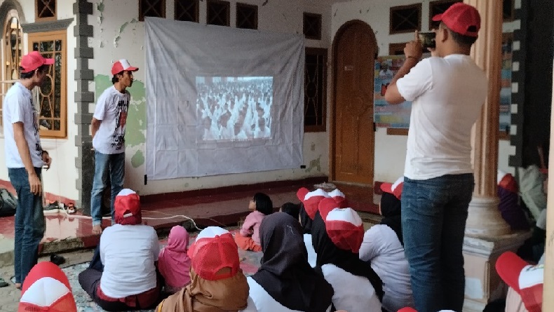 Sopir Truk Sosialisasikan Ganjar-Mahfud sambil Salurkan Bantuan dan Nonton Film di Garut
