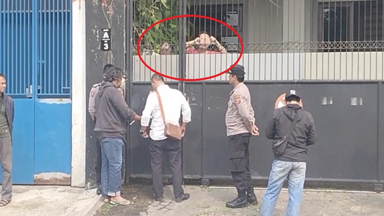 Polisi Geruduk Rumah Pria yang Nyaris Bunuh Dokter Gigi di Bandung, Orang Tua Pelaku Melawan