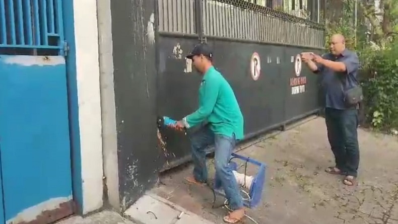 Polisi Jebol Pagar Rumah Pria Berkacamata yang Nyaris Bunuh Dokter Gigi di Bandung