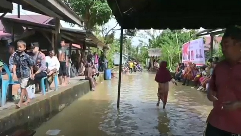 Pilkades di Tengah Banjir, Warga Aceh Singkil Datang ke Tempat Pencoblosan Tanpa Alas Kaki