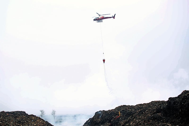 Helikopter Water Bombing Bantu Padamkan Kebakaran TPA Rawa Kucing - Bagian 2