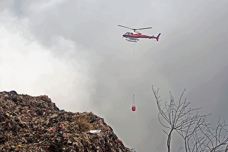 Helikopter Water Bombing Bantu Padamkan Kebakaran TPA Rawa Kucing - Bagian 1