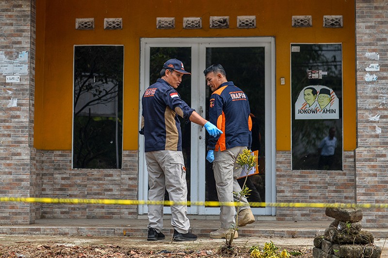 Olah TKP Pembunuhan Ibu dan Anak di Subang Ditonton Ratusan Warga - Bagian 4
