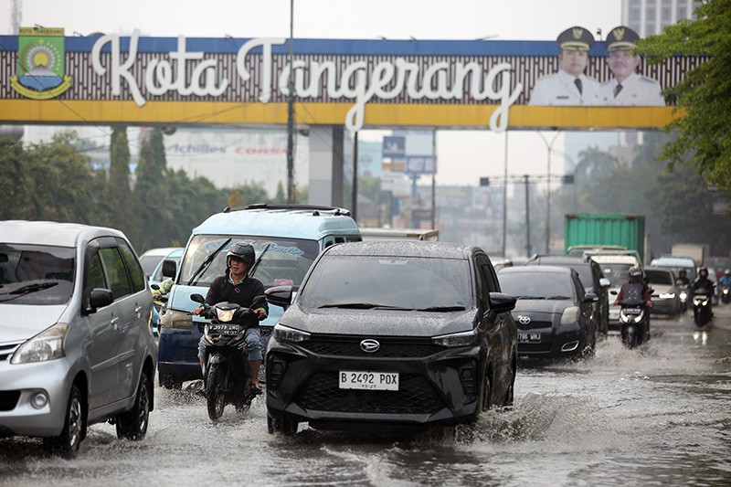 Diguyur Hujan, Jalanan Kota Tangerang Tergenang Air - Bagian 2