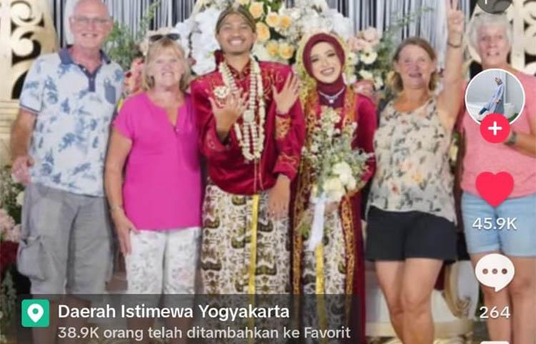 Viral, Rombongan Bule Berebut Berfoto dengan Pengantin Jawa