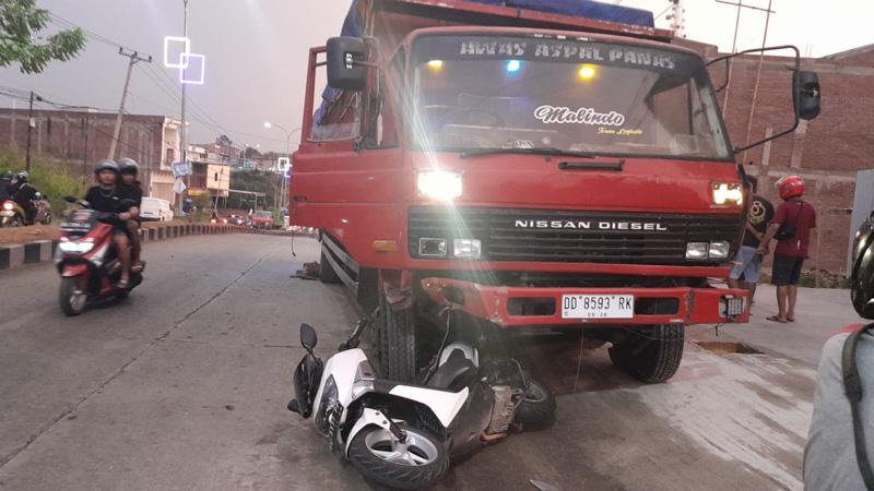 title Kecelakaan di Wajo, Polantas Tewas Terlindas Truk saat Pulang Pengamanan Pilkades Serentak Kecelakaan di Wajo, Polantas Tewas Terlindas Truk saat Pulang Pengamanan Pilkades Serentak