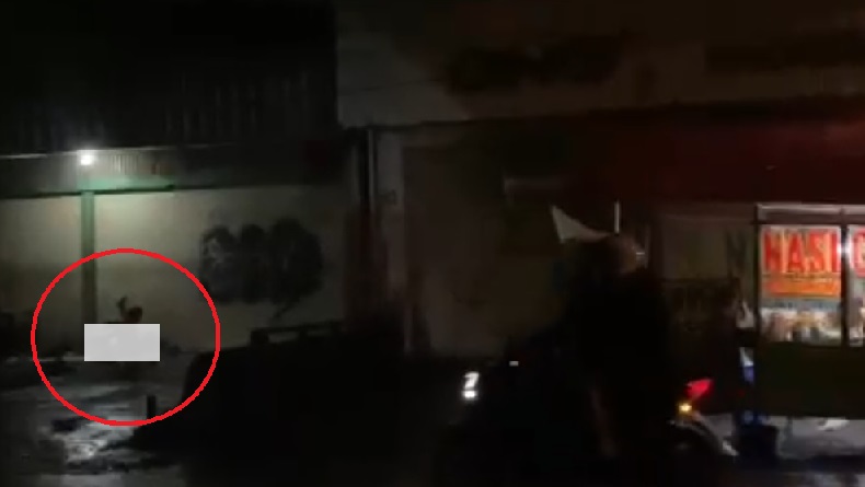 title Geger, Lelaki-Perempuan Berhubungan Intim di Depan Ruko Tepi Jalan Moh Toha Bandung Geger, Lelaki-Perempuan Berhubungan Intim di Depan Ruko Tepi Jalan Moh Toha Bandung