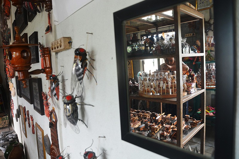 Melihat Pembuatan Kerajinan Pensil Gaul dari Limbah Kayu - Bagian 4