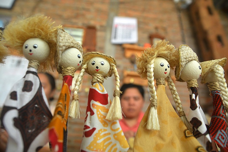 Melihat Pembuatan Kerajinan Pensil Gaul dari Limbah Kayu - Bagian 1