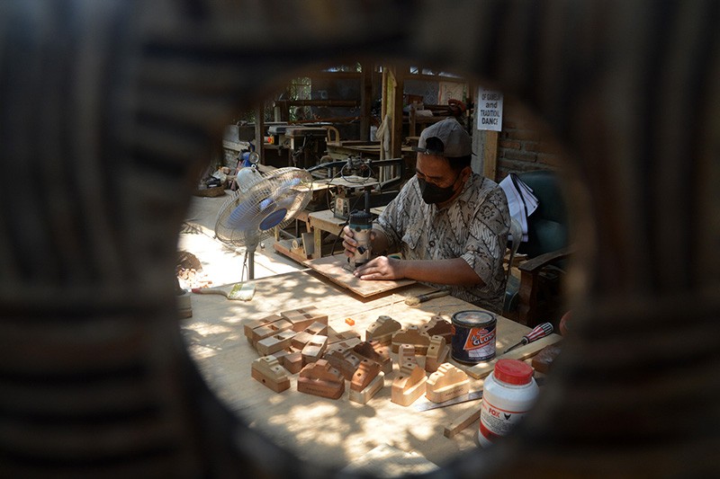 Melihat Pembuatan Kerajinan Pensil Gaul dari Limbah Kayu - Bagian 5