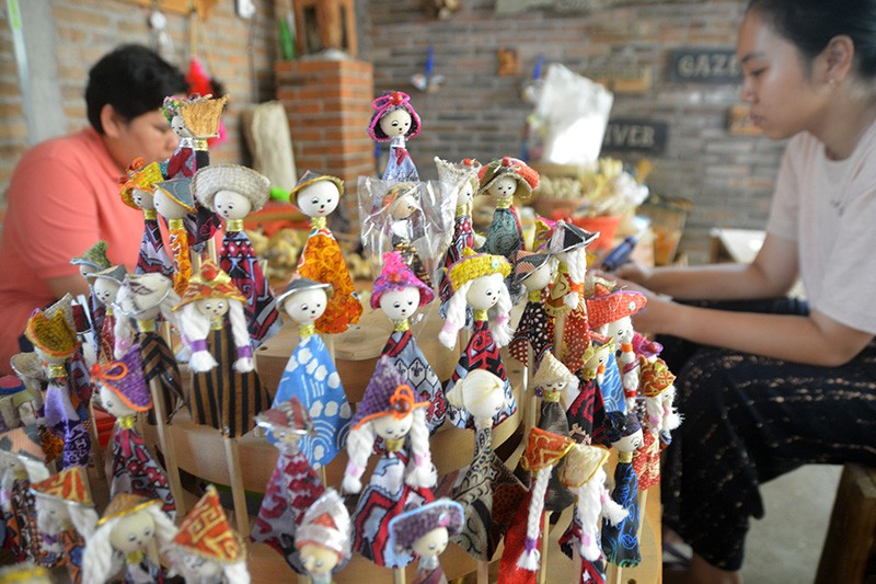 Melihat Pembuatan Kerajinan Pensil Gaul dari Limbah Kayu - Bagian 2