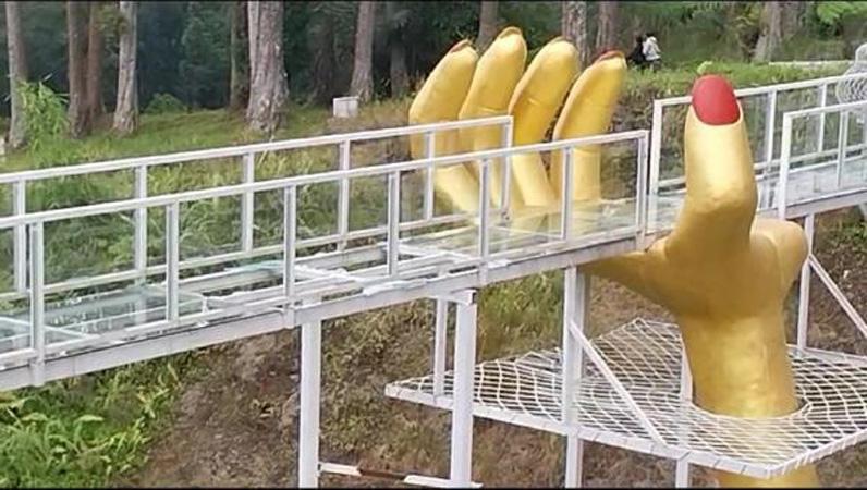 Detik-detik Jembatan Kaca di Limpakuwus Banyumas Pecah, 1 Wisatawan Tewas 1 Luka