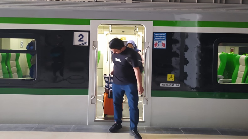 KA Feeder Tertahan di Stasiun Cimahi, Begini Nasib Penumpang Kereta Cepat Whoosh