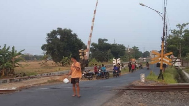 Tragis, Remaja Tewas Tersambar Kereta di Indramayu, Tubuhnya Terpental Masuk ke Sungai