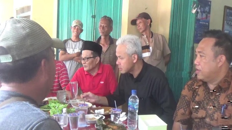 Tiba di Lampung, Ganjar Makan Siang Bareng Sopir Angkot di Terminal Rajabasa