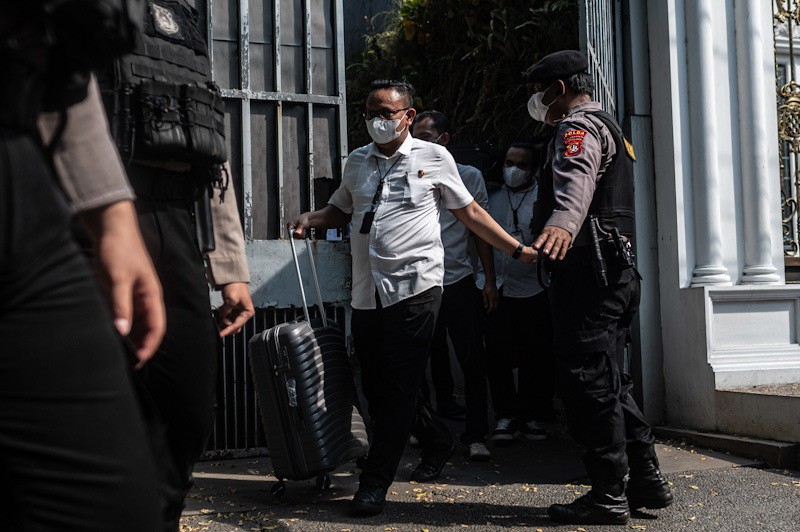 Suasana Rumah Ketua KPK Firli Bahuri Digeledah Polisi - Bagian 1