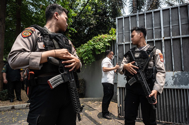 Suasana Rumah Ketua KPK Firli Bahuri Digeledah Polisi - Bagian 2