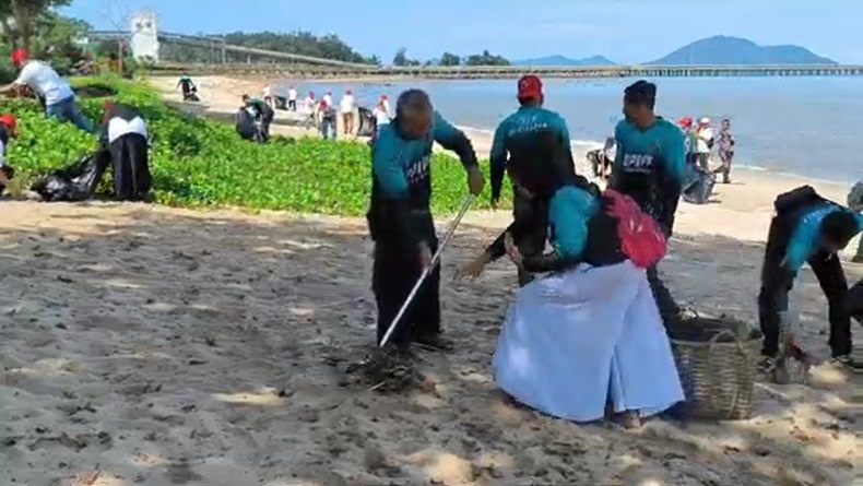 title Bak Aksi Pandawara Grup, Ratusan Warga Sterilkan Pantai di Singkawang dari Sampah Plastik Bak Aksi Pandawara Grup, Ratusan Warga Sterilkan Pantai di Singkawang dari Sampah Plastik