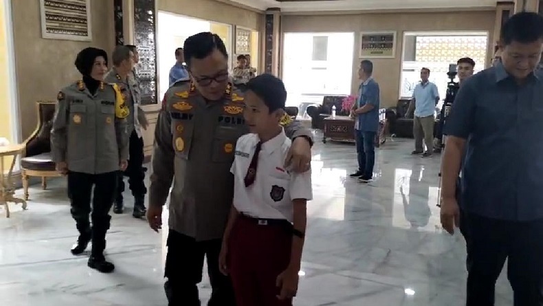 Bocah SD di Lampung Dapat Hadiah dari Kapolda usai Gagalkan Aksi Jambret HP