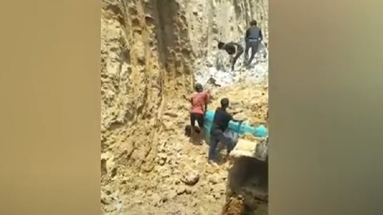 title Galian Tanah di Lebak Longsor, Operator Alat Berat dan Sopir Truk Tewas Tertimbun Galian Tanah di Lebak Longsor, Operator Alat Berat dan Sopir Truk Tewas Tertimbun