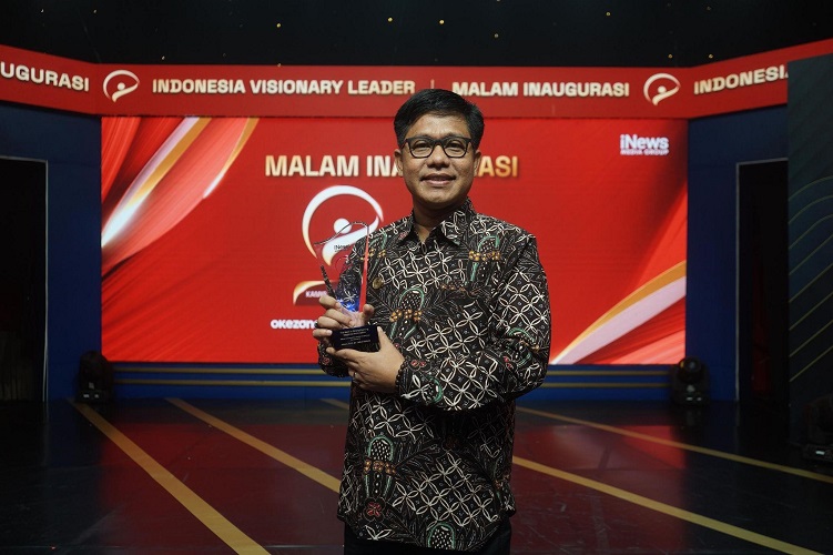 Sukses Kuatkan Ekonomi Kerakyatan, Rektor UMP Terima Penghargaan IVL 2023