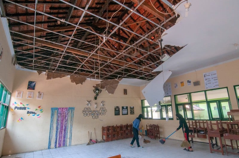 Atap Sekolah Ambruk Diterjang Angin Kencang di Klaten - Bagian 1