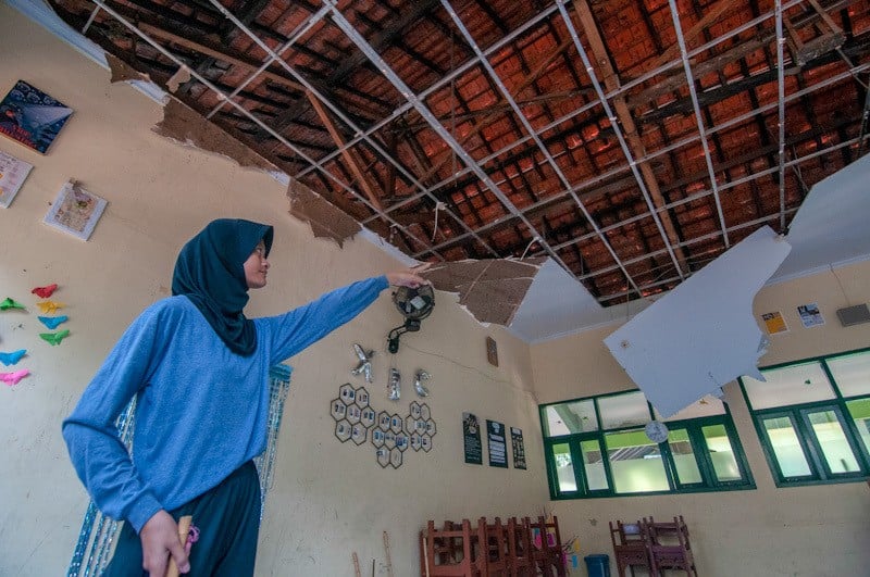 Atap Sekolah Ambruk Diterjang Angin Kencang di Klaten - Bagian 2