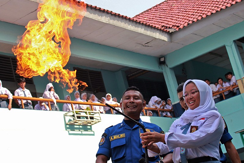 Damkar Edukasi Pelajar SMA Penanganan Pertama saat Terjadi Kebakaran - Bagian 2