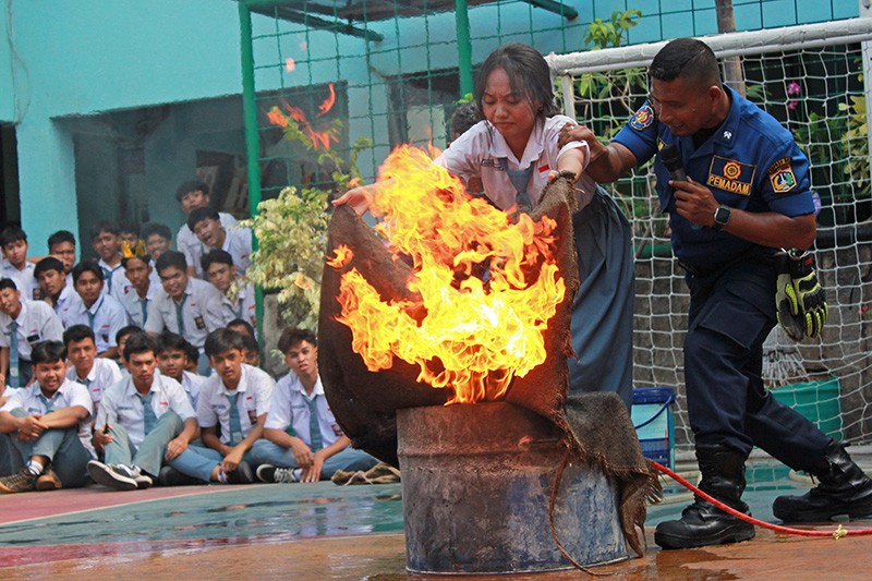 Damkar Edukasi Pelajar SMA Penanganan Pertama saat Terjadi Kebakaran - Bagian 1