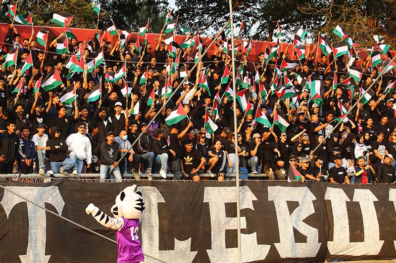 Suporter Kibarkan Bendera Palestina saat Laga Persik Kediri vs Persebaya Surabaya  - Bagian 2