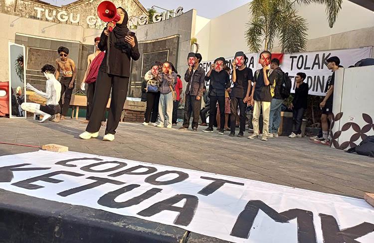 title BEM Nusantara Jogja Turun ke Jalan Tolak Putusan MK Batasan Capres-Cawapres BEM Nusantara Jogja Turun ke Jalan Tolak Putusan MK Batasan Capres-Cawapres