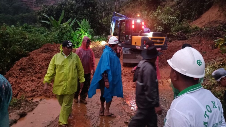 Diguyur Hujan Deras, Longsor Terjang Madina hingga Akses Jalinsum Tertutup Tanah
