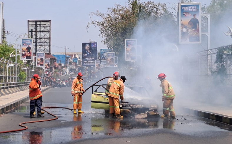 Mobil di Malang Hangus Terbakar, Pengguna Jalan Panik hingga Lalu Lintas Macet Panjang