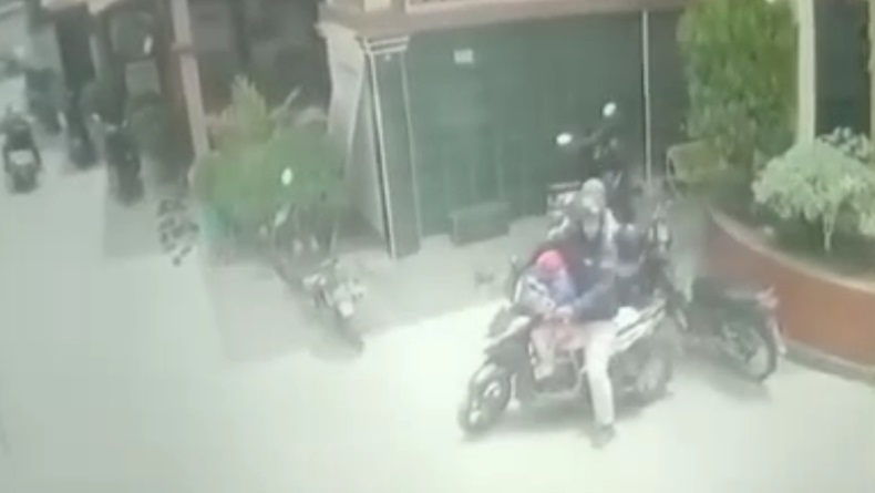 title Terekam CCTV, Pasutri Nekat Curi Helm di Areal Masjid Cirebon, Pelaku Tertangkap Terekam CCTV, Pasutri Nekat Curi Helm di Areal Masjid Cirebon, Pelaku Tertangkap