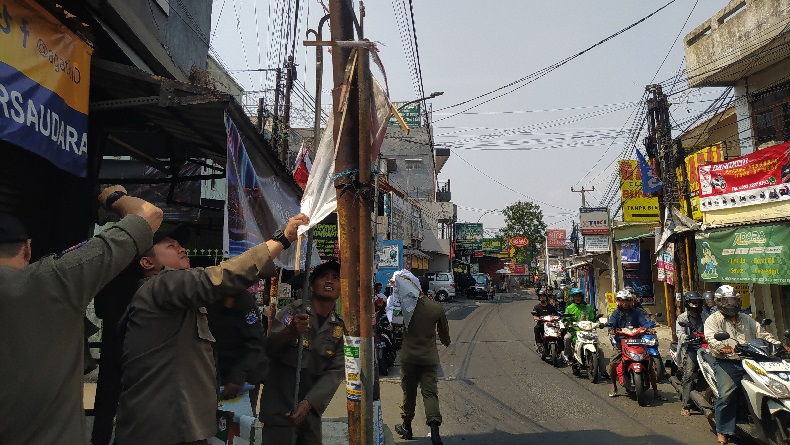 10.000 Spanduk Caleg Penunggu Pohon dan Tiang Listrik di Kota Cimahi Ditertibkan Satpol PP