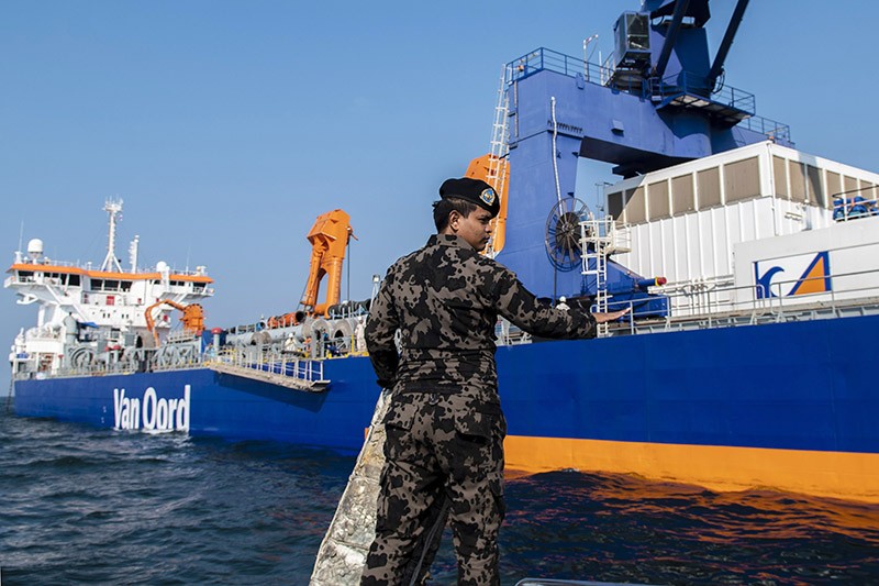 Penampakan Kapal Berbendera Belanda Keruk Pasir Laut Jakarta Tanpa Izin - Bagian 2