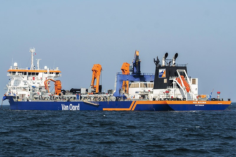 Penampakan Kapal Berbendera Belanda Keruk Pasir Laut Jakarta Tanpa Izin - Bagian 1