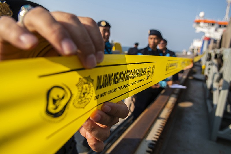 Penampakan Kapal Berbendera Belanda Keruk Pasir Laut Jakarta Tanpa Izin - Bagian 5