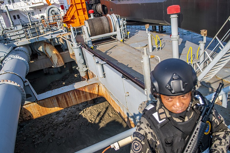 Penampakan Kapal Berbendera Belanda Keruk Pasir Laut Jakarta Tanpa Izin - Bagian 3