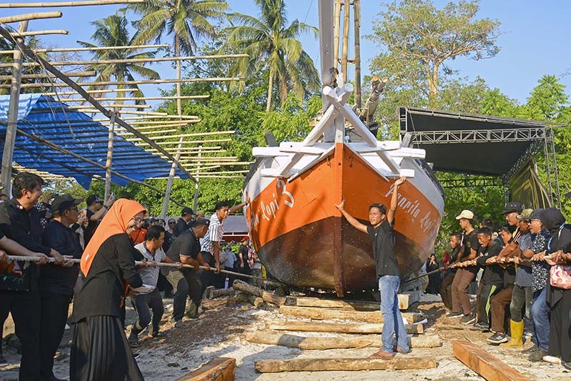 Tradisi Annyorong Lopi, Masyarakat Bulukamba Dorong Perahu dari Darat ke Laut - Bagian 3