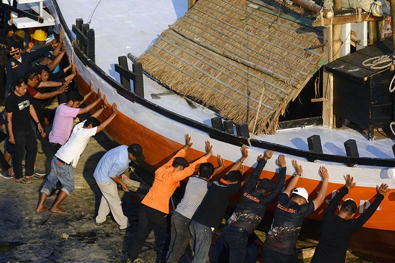 Tradisi Annyorong Lopi, Masyarakat Bulukamba Dorong Perahu dari Darat ke Laut - Bagian 2