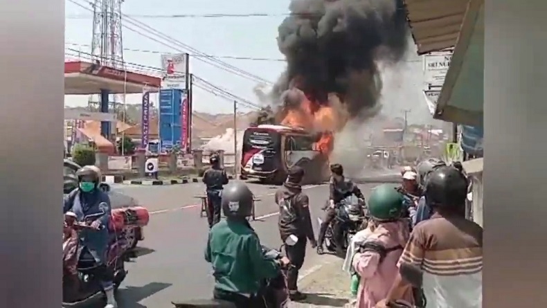 Bus Pariwisata Penuh Penumpang Terbakar di Depan SPBU Tambakan Subang, Diduga Akibat Overheat