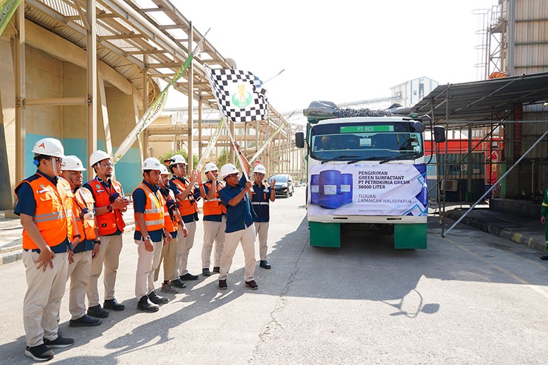 Optimalisasi Produksi Minyak Bumi di Papua Barat, Petrokimia Gresik Suplai 36.000 Liter Green Surfactant - Bagian 1